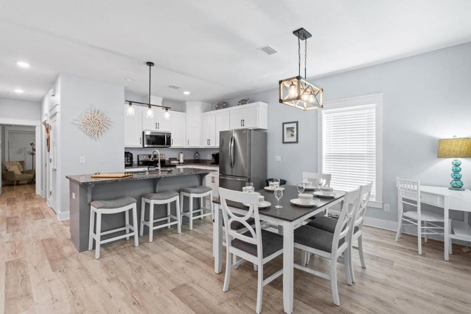 Kitchen or kitchenette, Decorative detail, Seating area, Dining area, microwave, oven, pet friendly, stove