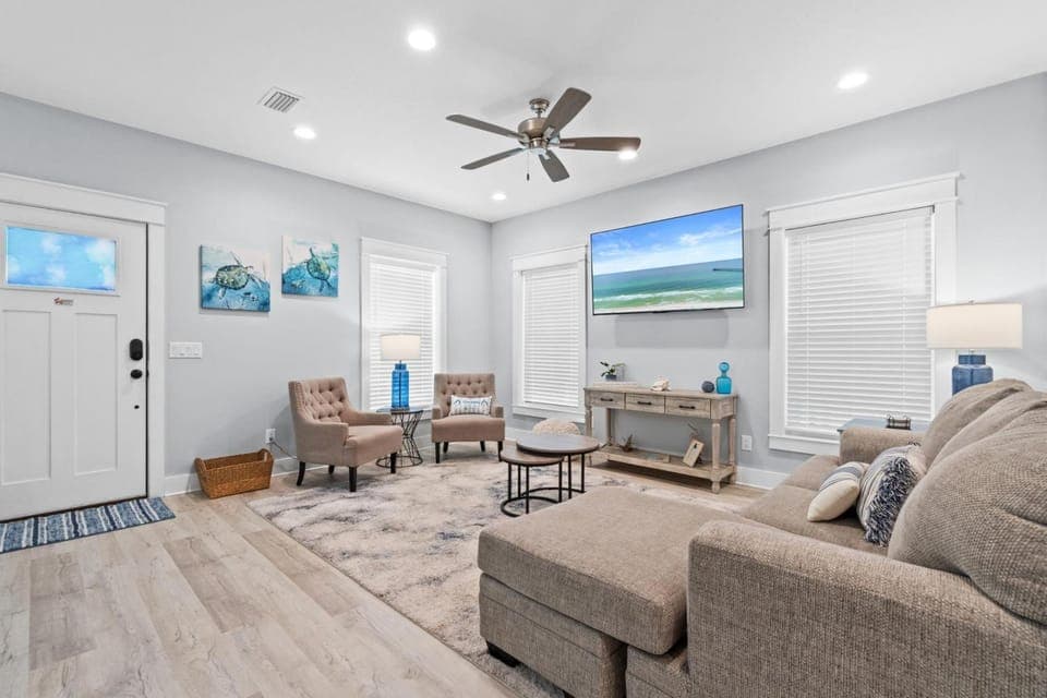 TV and multimedia, Living room, Decorative detail, Seating area