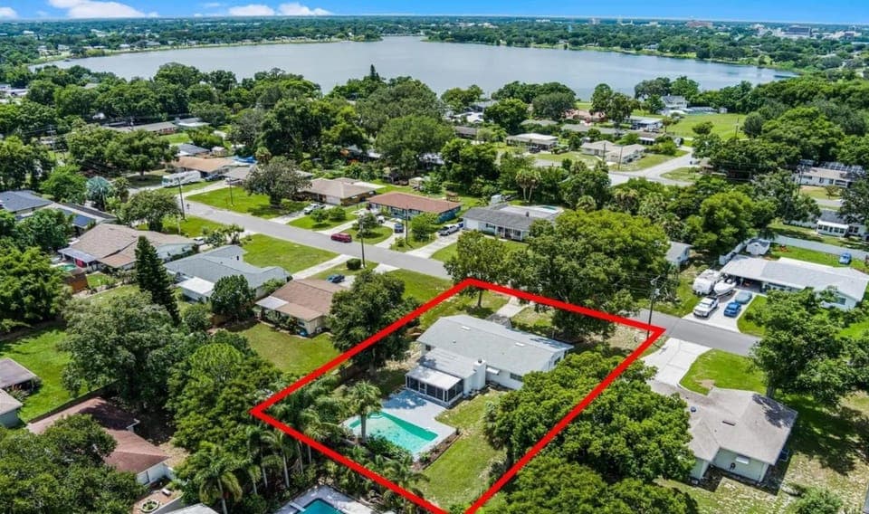 Spacious 4BR w Pool Near Legoland Game Room Villa in Winter Haven