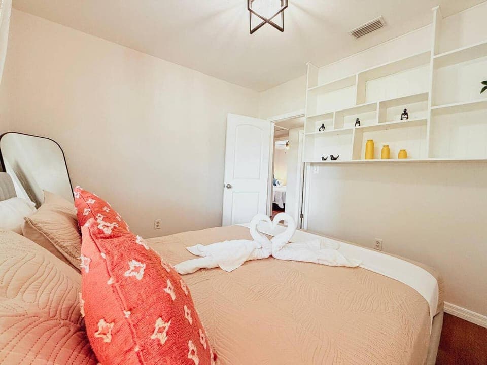 Bed, Decorative detail, towels
