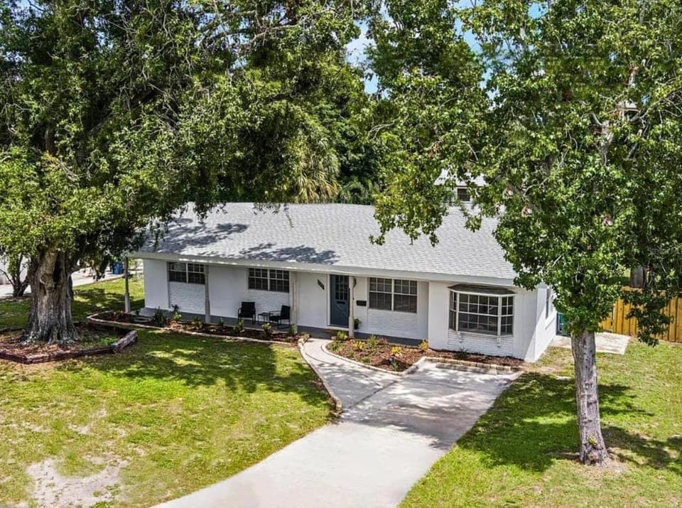 Spacious 4BR w Pool Near Legoland Game Room Villa in Winter Haven