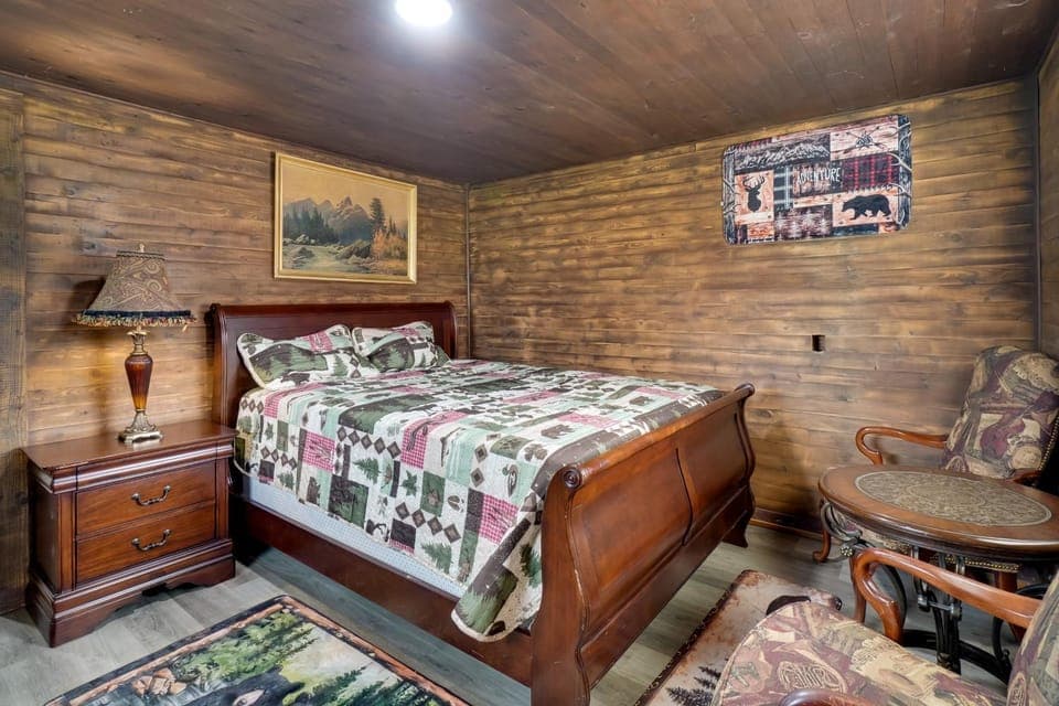 2 Mi to Nat'l Park: Riverside Smoky Mtn Cabin! Cabin in Townsend