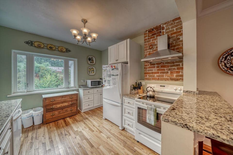 Walk to Town ~ Fire Pit ~ Quiet Neighborhood House in Salida