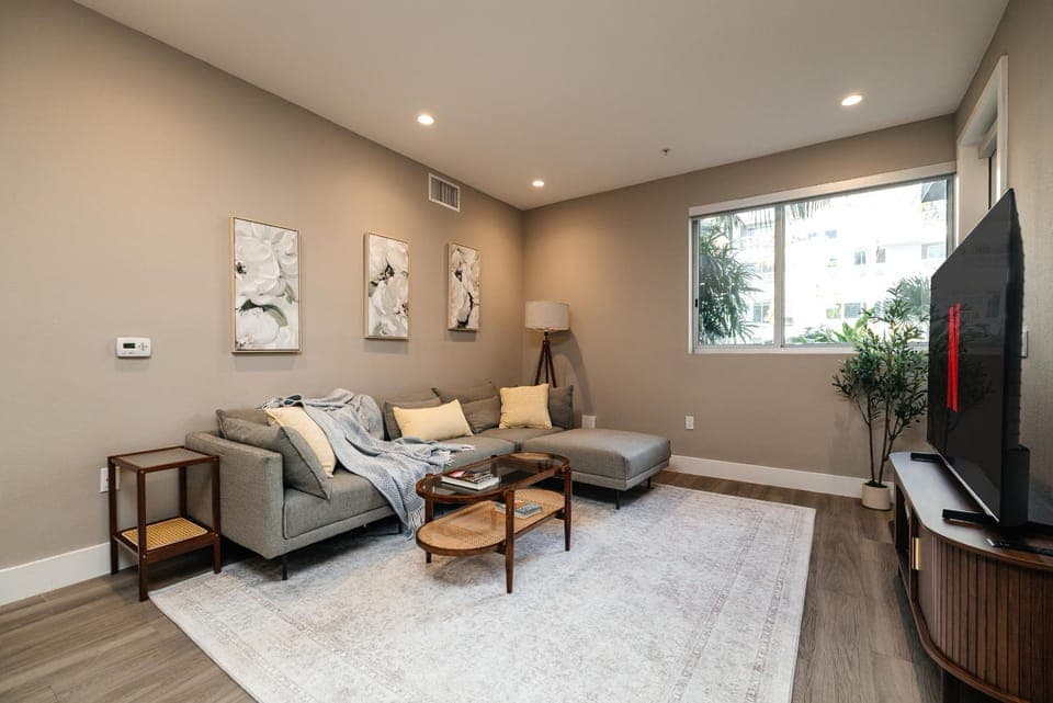 TV and multimedia, Living room, Seating area, Evening entertainment