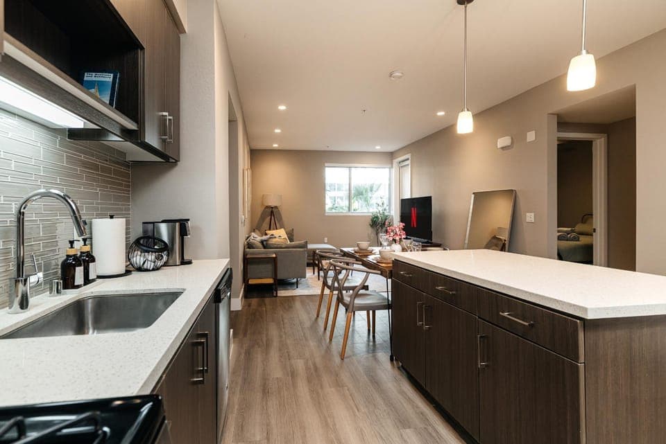 TV and multimedia, Kitchen or kitchenette, Dining area, dishwasher, oven, stove