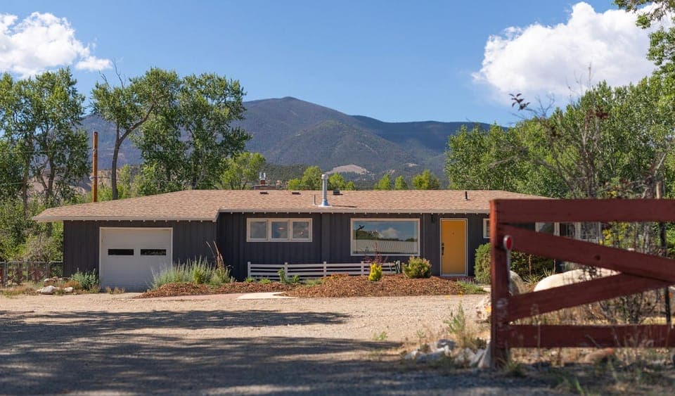 Fun and Eclectic McNiffityville! Dog Friendly - Near Town! House in Colorado