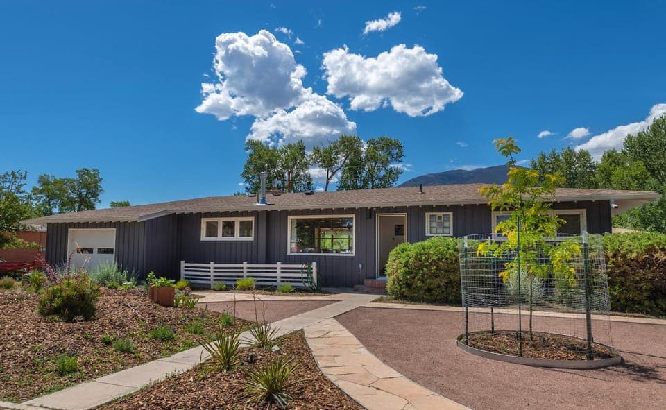 Fun and Eclectic McNiffityville! Dog Friendly - Near Town! House in Colorado