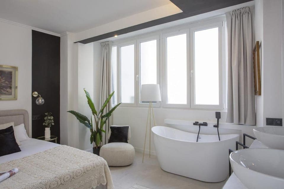 Bed, Bathroom, Photo of the whole room, Bedroom, Bath