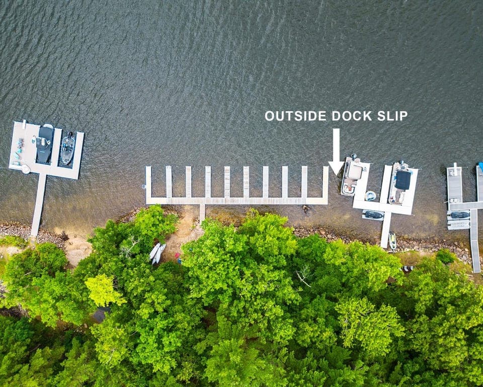 Willowcrest Brand NEW, Lake Access, Dock Slip, Dog Friendly, Hot Tub House in Oakland