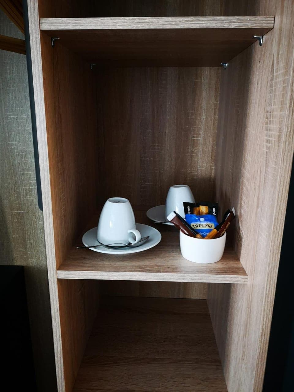 Coffee/tea facilities, wardrobe