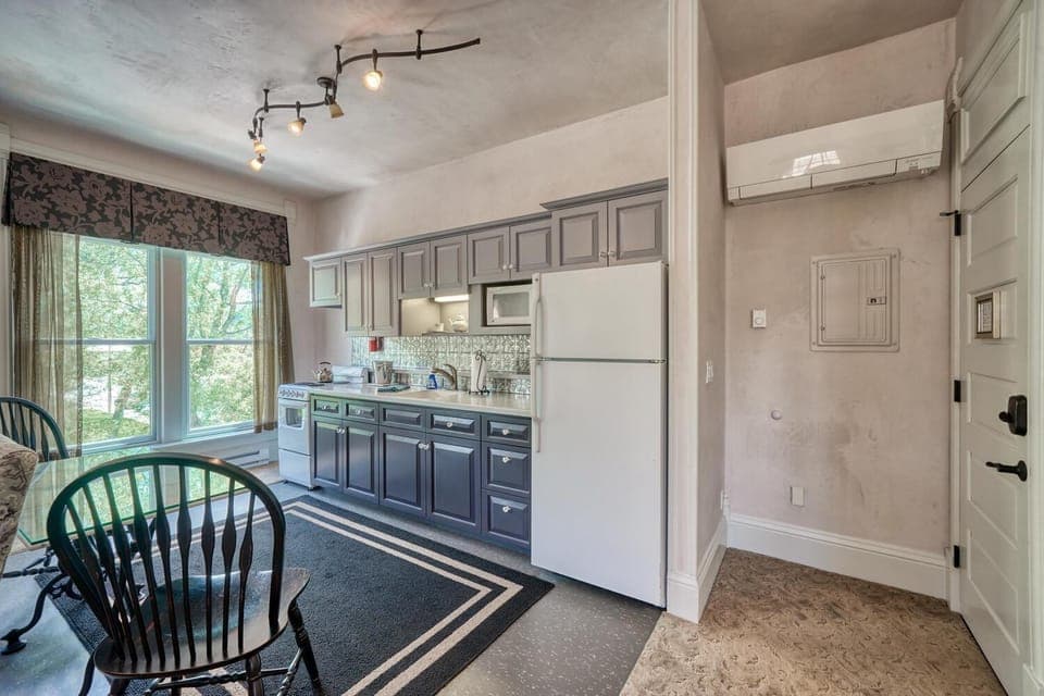Palace Hotel Condos- Suite 301- Elegant Suite with Historic Style House in Salida