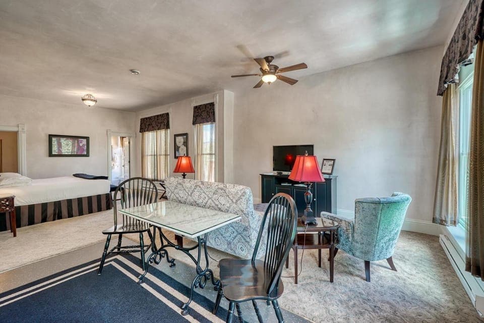 Palace Hotel Condos- Suite 301- Elegant Suite with Historic Style House in Salida