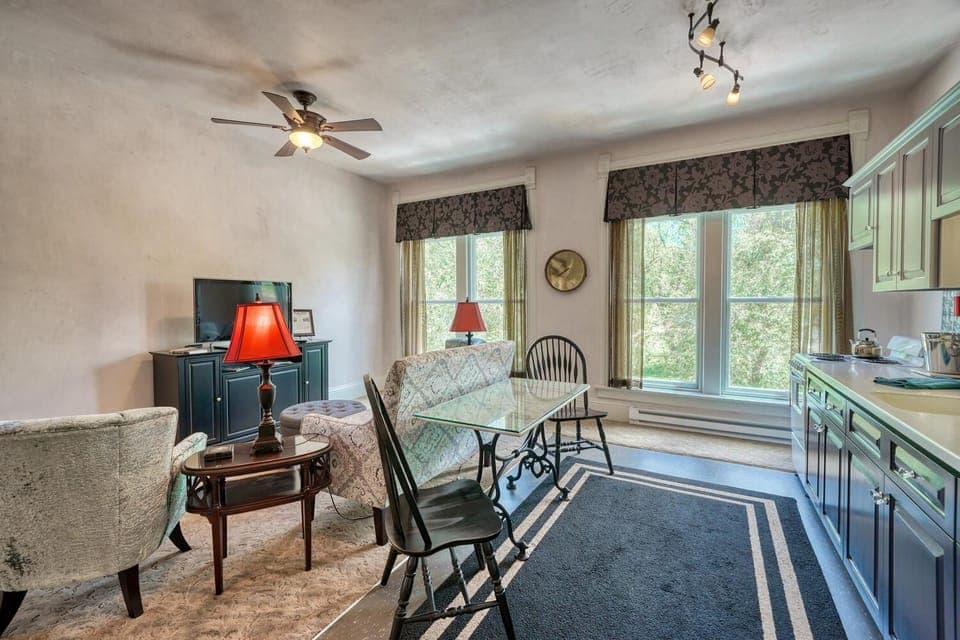 Palace Hotel Condos- Suite 301- Elegant Suite with Historic Style House in Salida