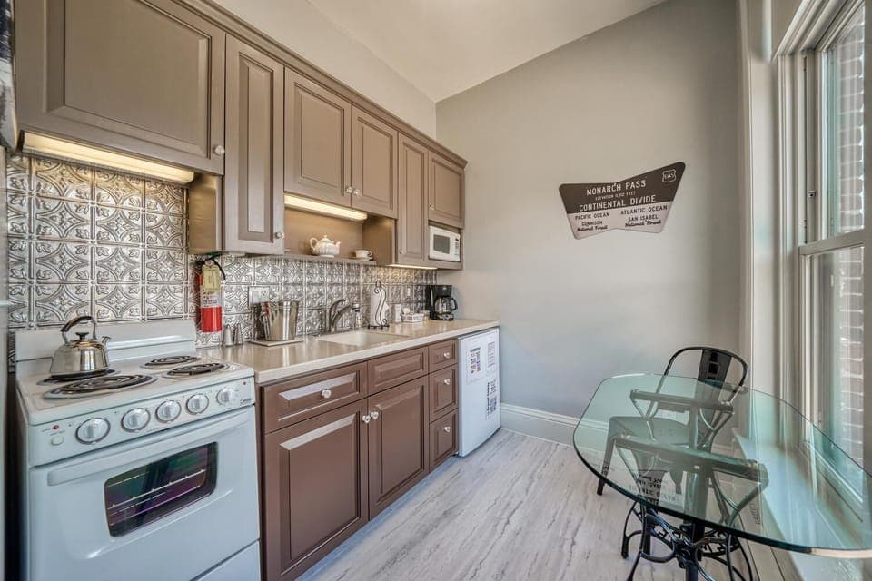 Palace Hotel Condos- Suite 307- Elegant Suite with Historic Style House in Salida