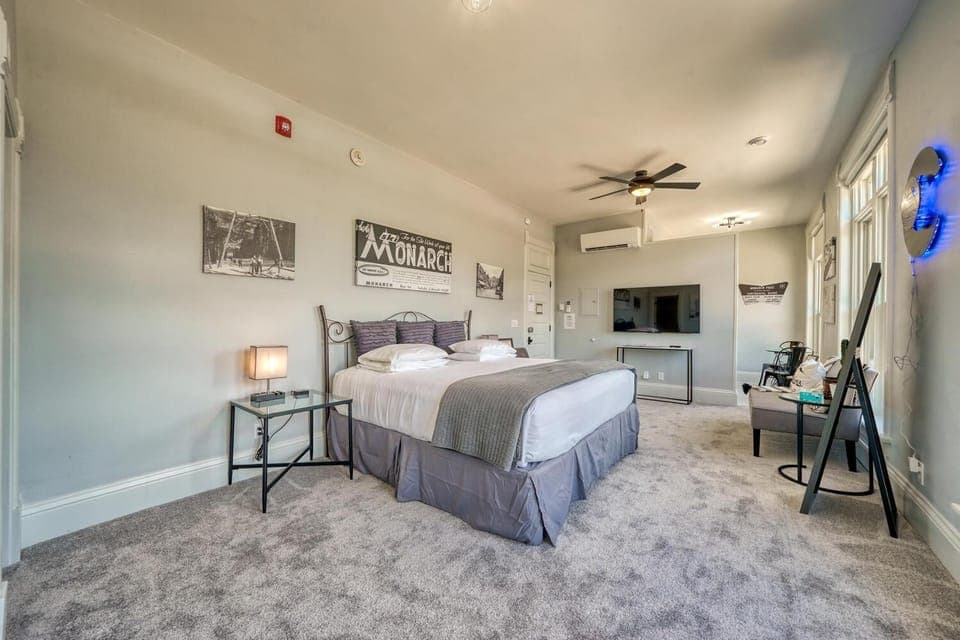 Palace Hotel Condos- Suite 307- Elegant Suite with Historic Style House in Salida