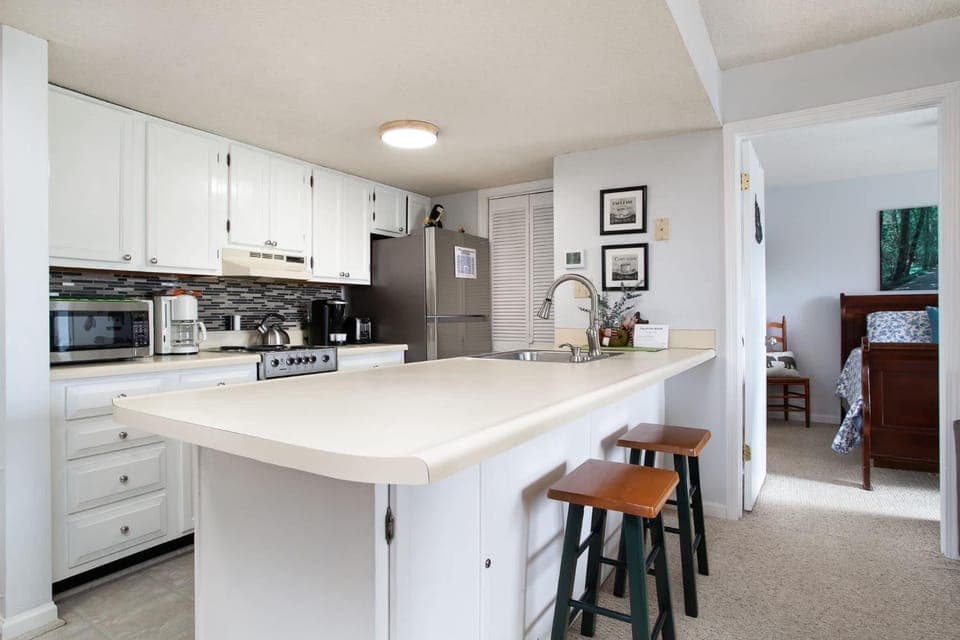 Cozy Escape w Balcony Mtn Views & Resort Perks House in Gatlinburg