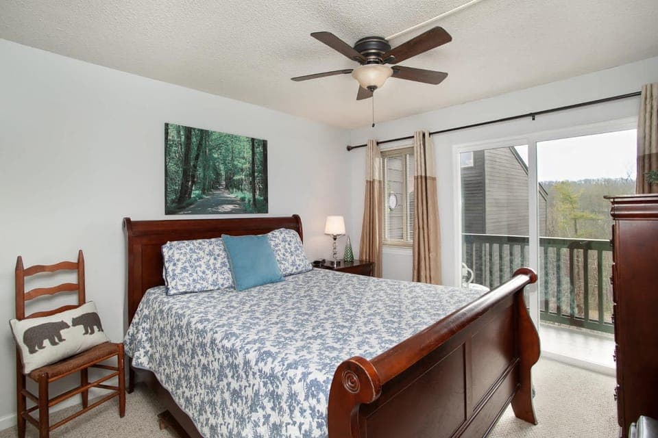 Cozy Escape w Balcony Mtn Views & Resort Perks House in Gatlinburg