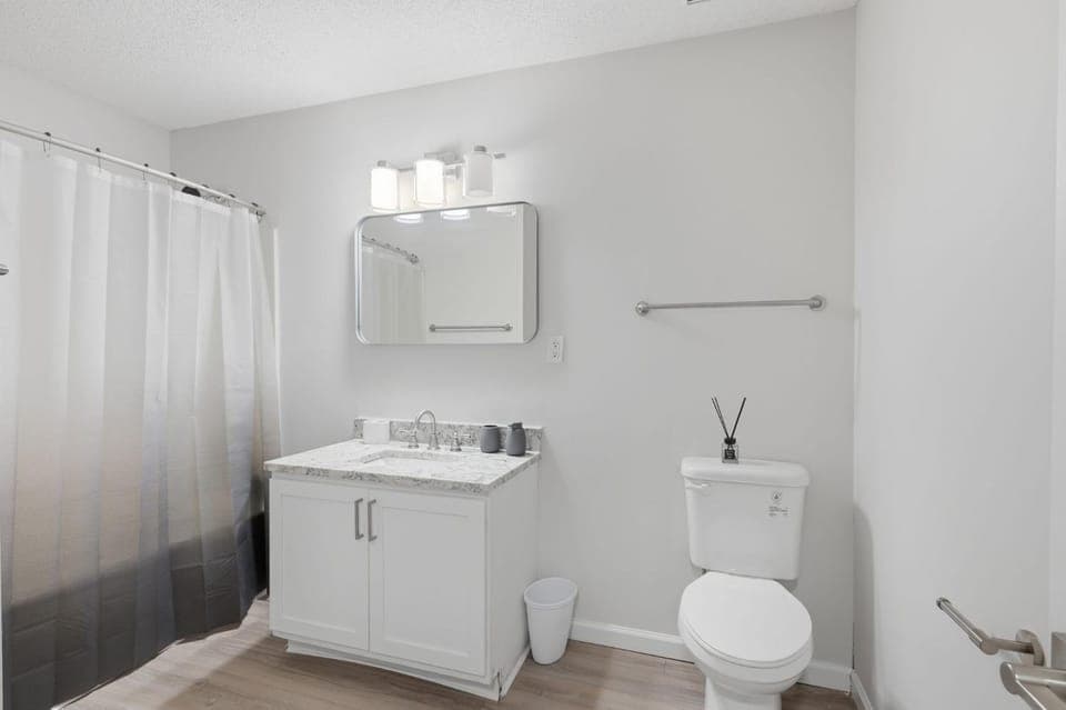 Relaxing 2BR Retreat with Modern Touches Apartment in Jeffersontown