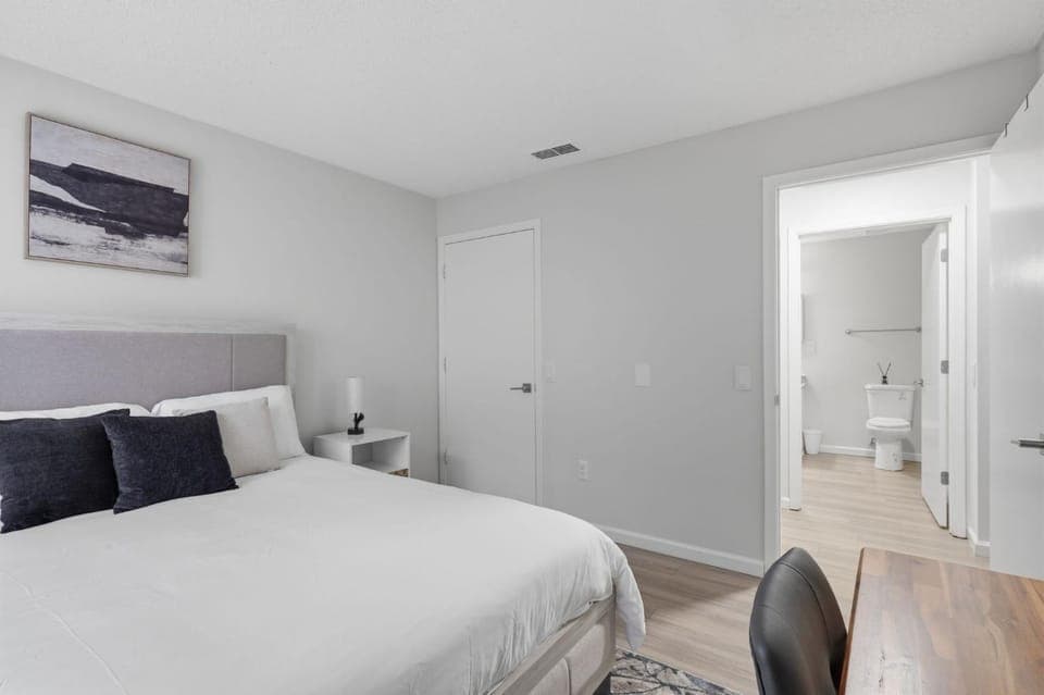Relaxing 2BR Retreat with Modern Touches Apartment in Jeffersontown
