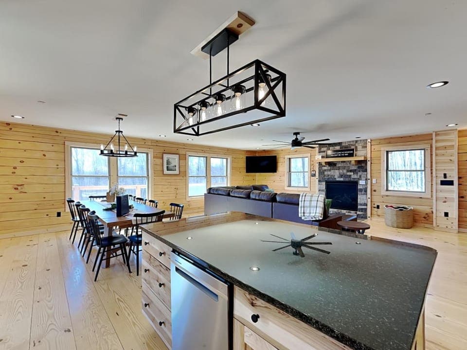 Day, TV and multimedia, Living room, Seating area, Dining area, fireplace, furniture, kitchen