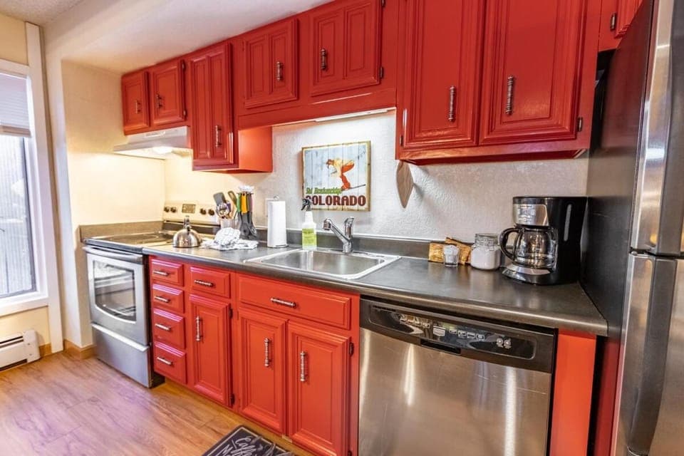 Walk to Peak 8, Hot tub and parking Apartment in Breckenridge
