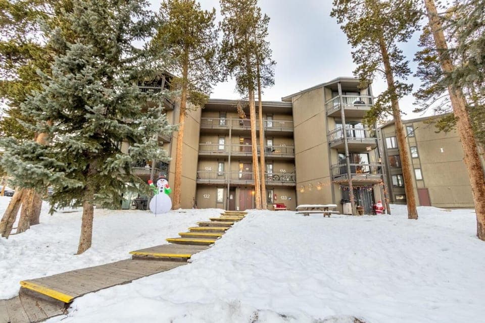 Walk to Peak 8, Hot tub and parking Apartment in Breckenridge