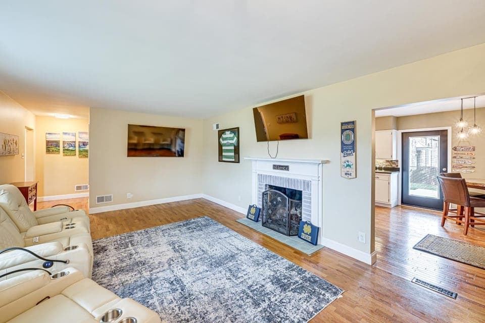 2 MI to Notre Dame: Spacious Game Day Home! House in Mishawaka