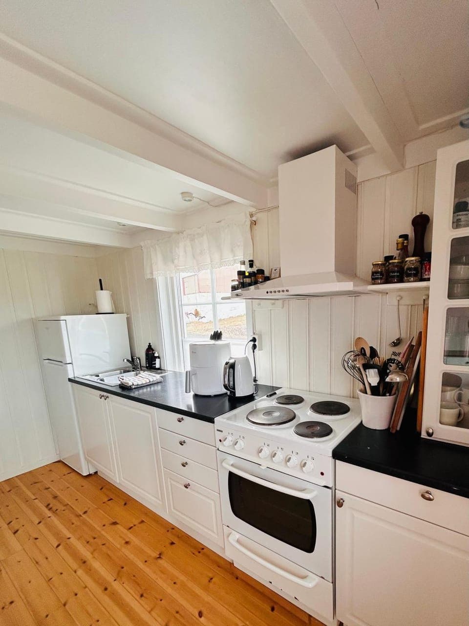 Coffee/tea facilities, Kitchen or kitchenette, oven, stove, toaster