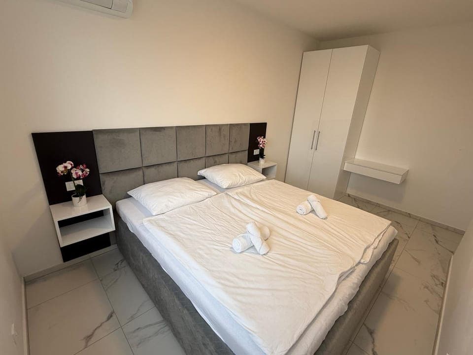 Bed, Photo of the whole room, Bedroom, towels, wardrobe