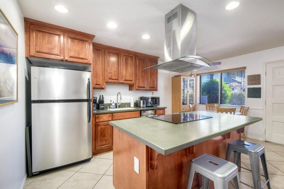 90 Walk Score, Private Patio, Steps to Beach & Dining, Parking Apartment in Carlsbad