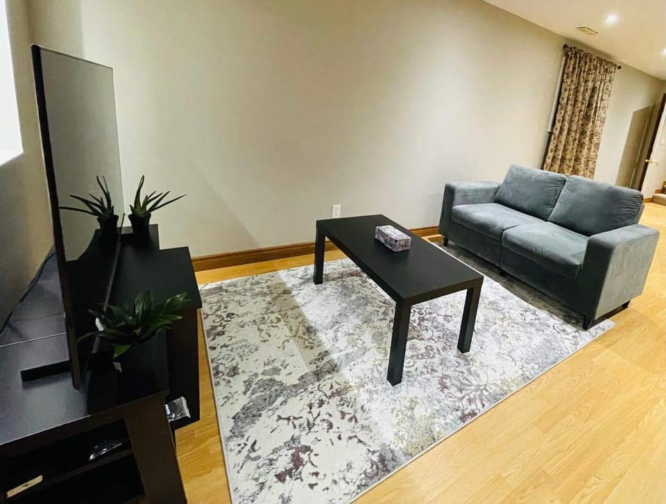Cozy Comfort Lower Level Unit House in Windsor
