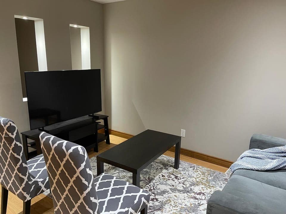 Cozy Comfort Lower Level Unit House in Windsor