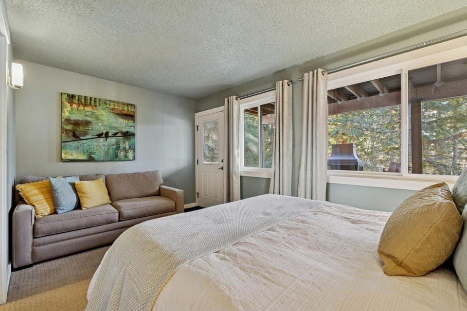 Bed, Day, View (from property/room), Seating area, Bedroom, furniture