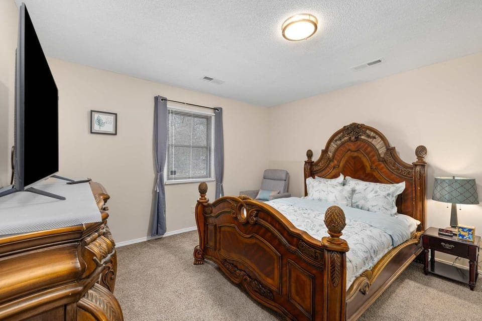 Bed, TV and multimedia, Photo of the whole room, Bedroom