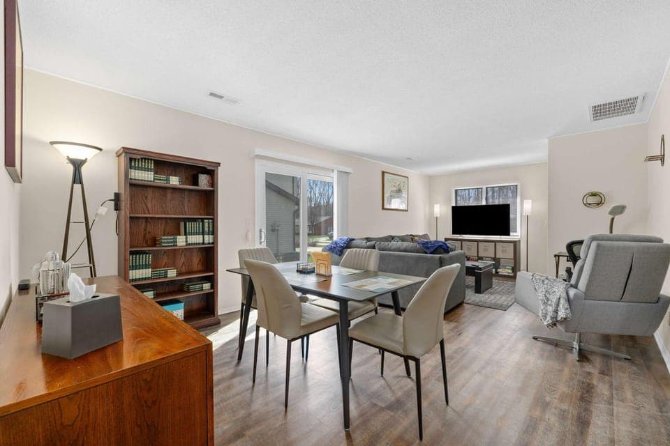 TV and multimedia, Living room, Seating area, Dining area, Evening entertainment