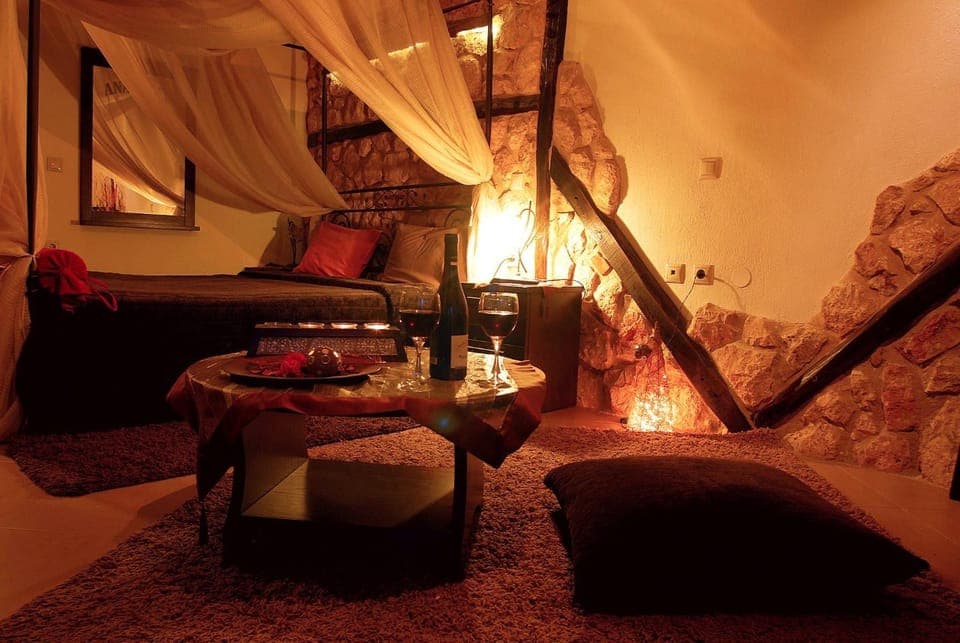 Bed, Off site, Other, Photo of the whole room, Decorative detail, On site, Garden view, Alcoholic drinks, Time of day