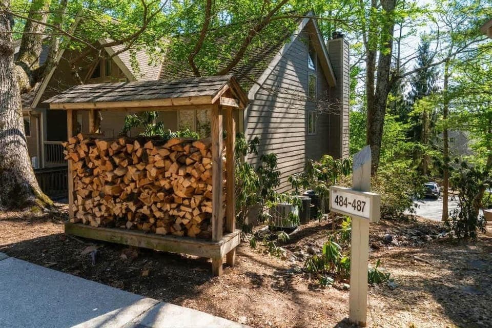 Pet-Friendly Retreat Walk to Slopes & Village House in Massies Mill