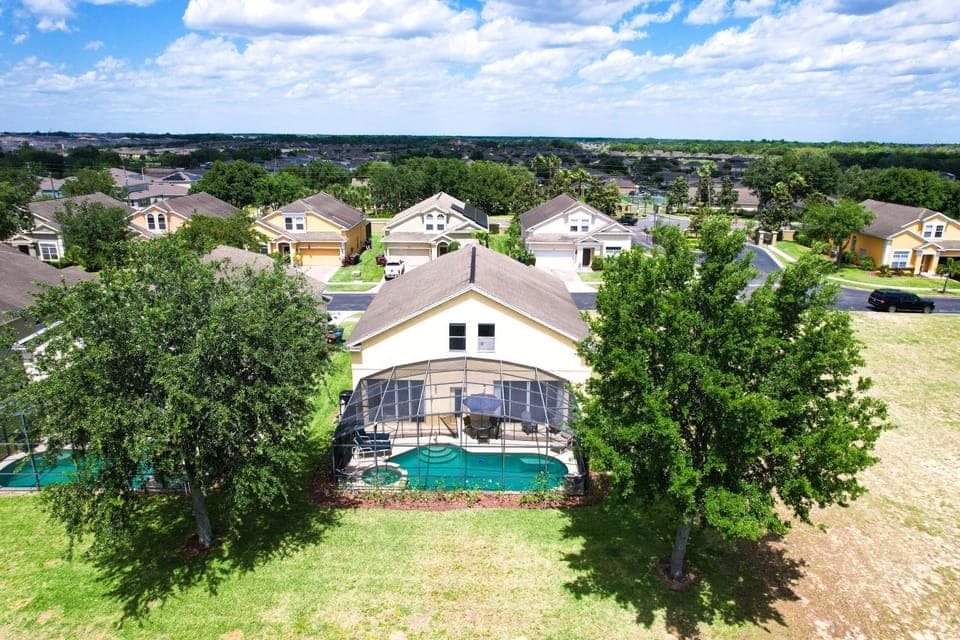 Property building, Day, Natural landscape, Bird's eye view, Pool view, Swimming pool