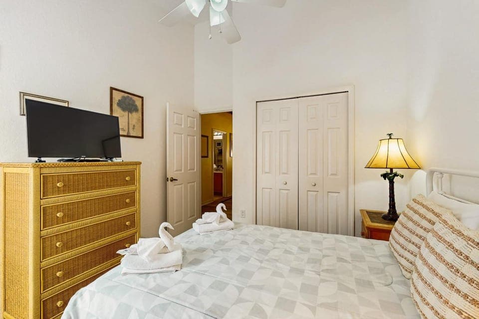Bed, TV and multimedia, Bedroom