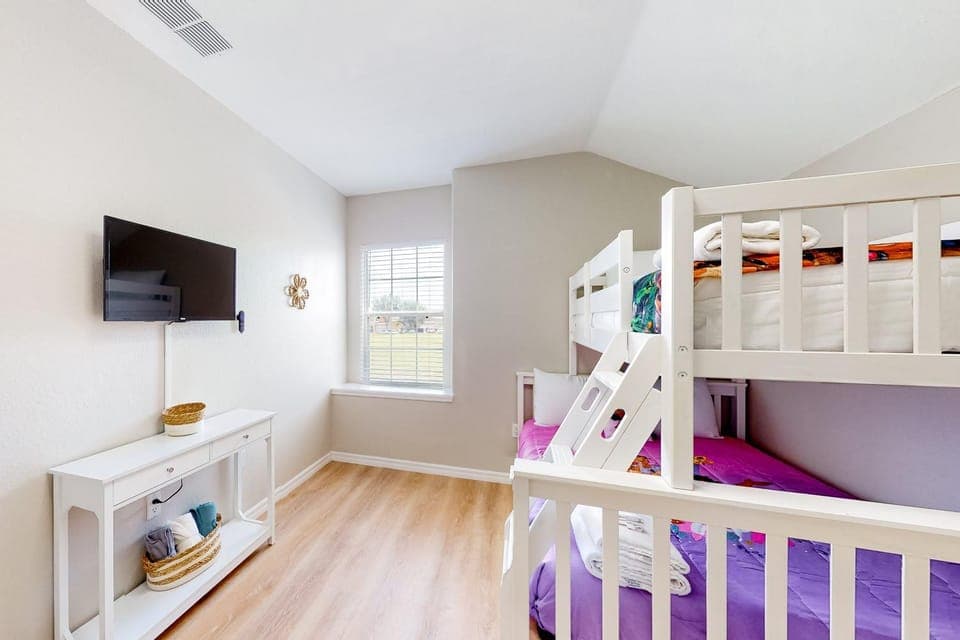 Bed, TV and multimedia, Bedroom, bunk bed