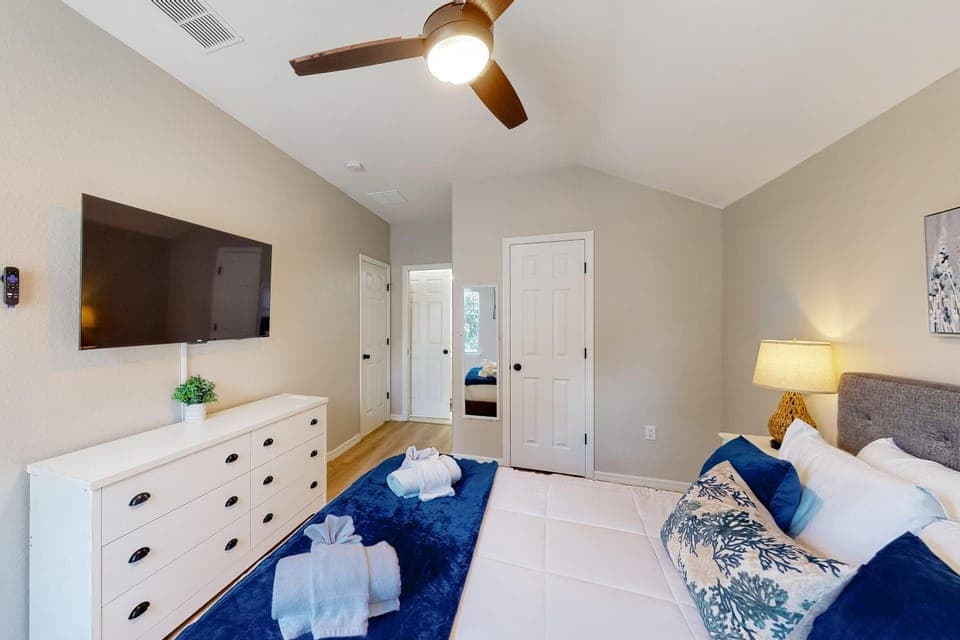 Bed, TV and multimedia, Bedroom