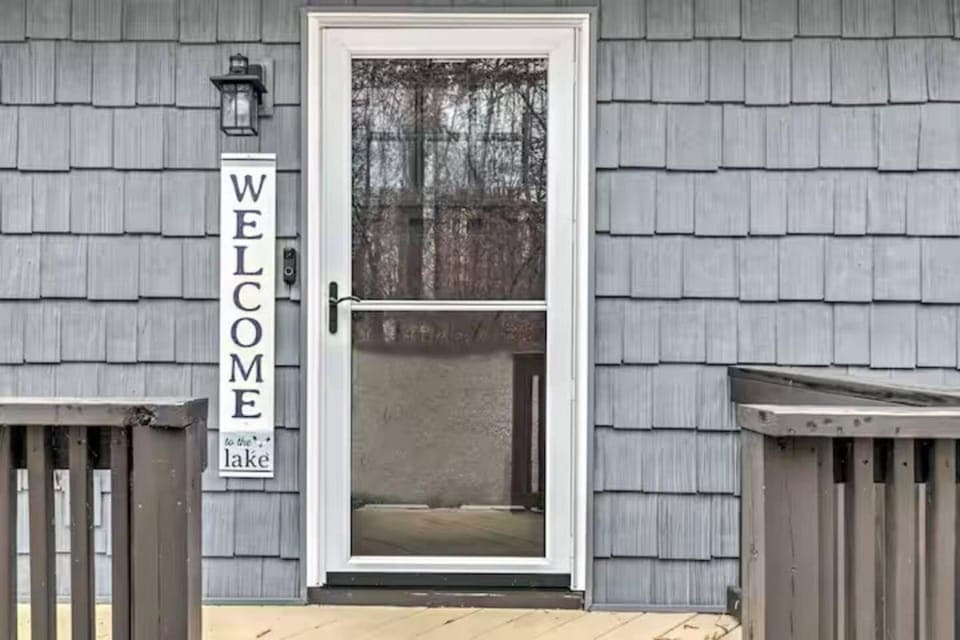 Lakefront Chalet with private dock! House in Lake Anna