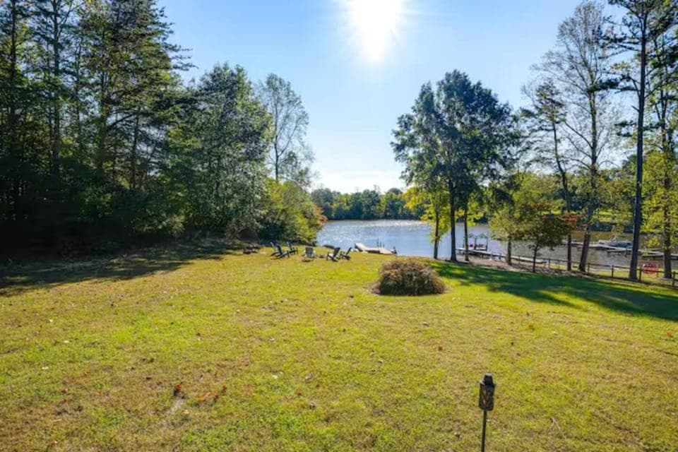 Lakefront Chalet with private dock! House in Lake Anna