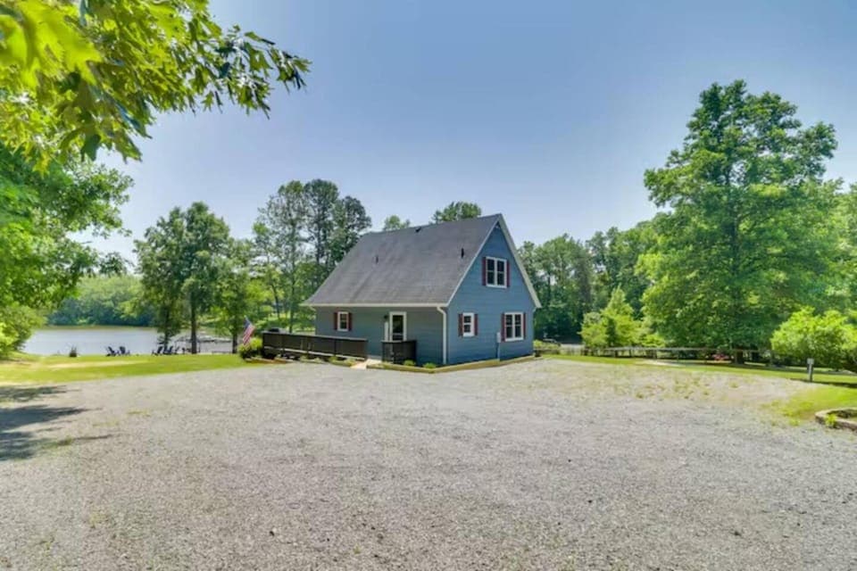 Lakefront Chalet with private dock! House in Lake Anna