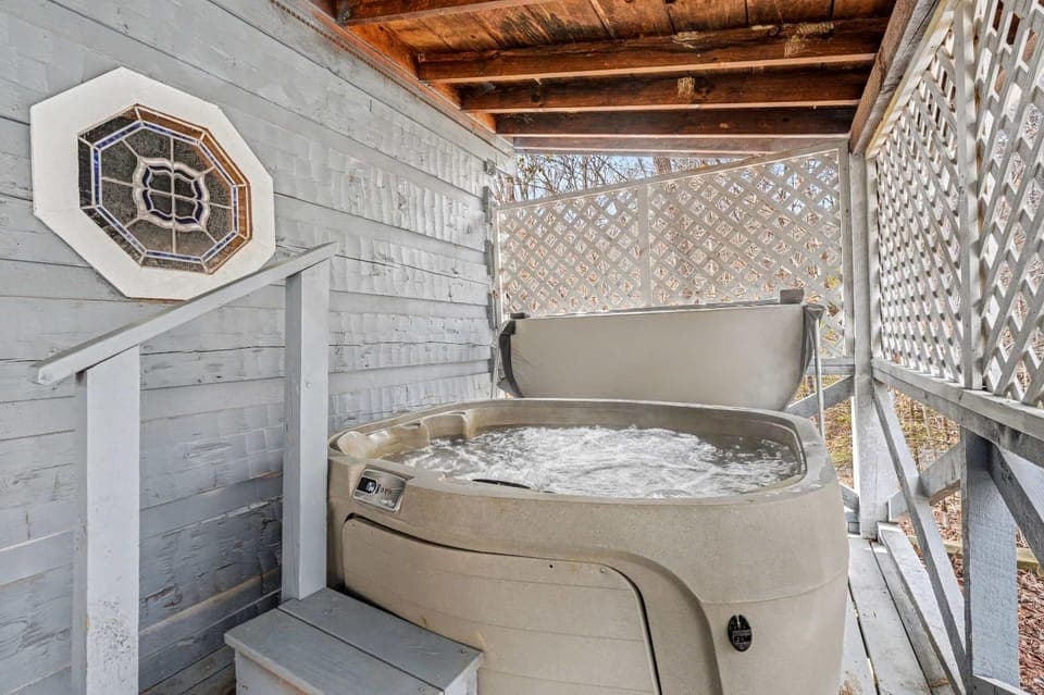 Serene Cabin Sleeps 8 Screened Porch Games Grill Cabin in Pigeon Forge