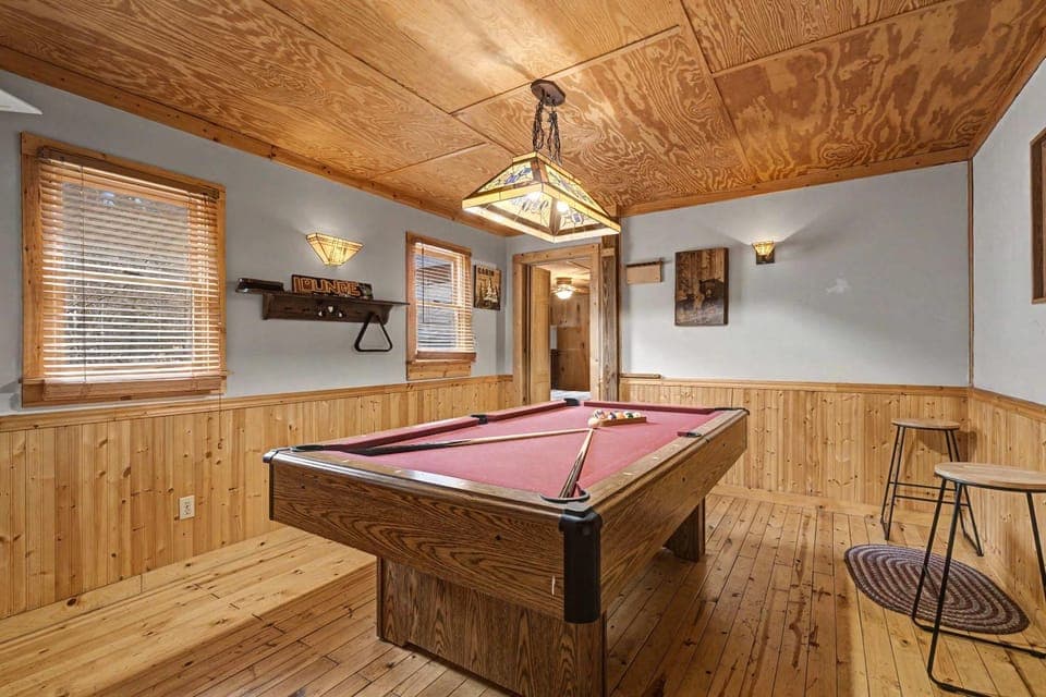 Serene Cabin Sleeps 8 Screened Porch Games Grill Cabin in Pigeon Forge