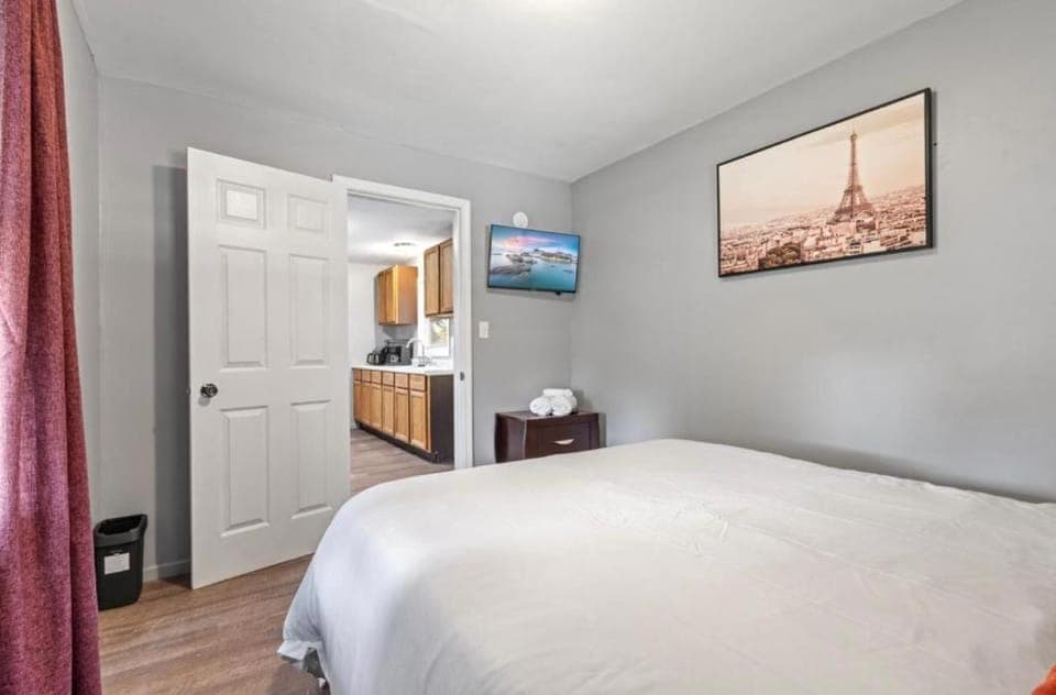 Serenity 3BD Home Free Parking&Wine Oversized Yard House in Burbank