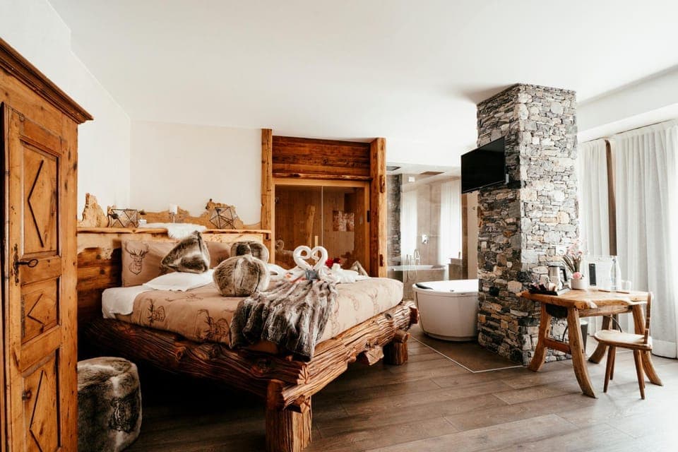 Bed, Living room, Photo of the whole room, Seating area, Bedroom, towels