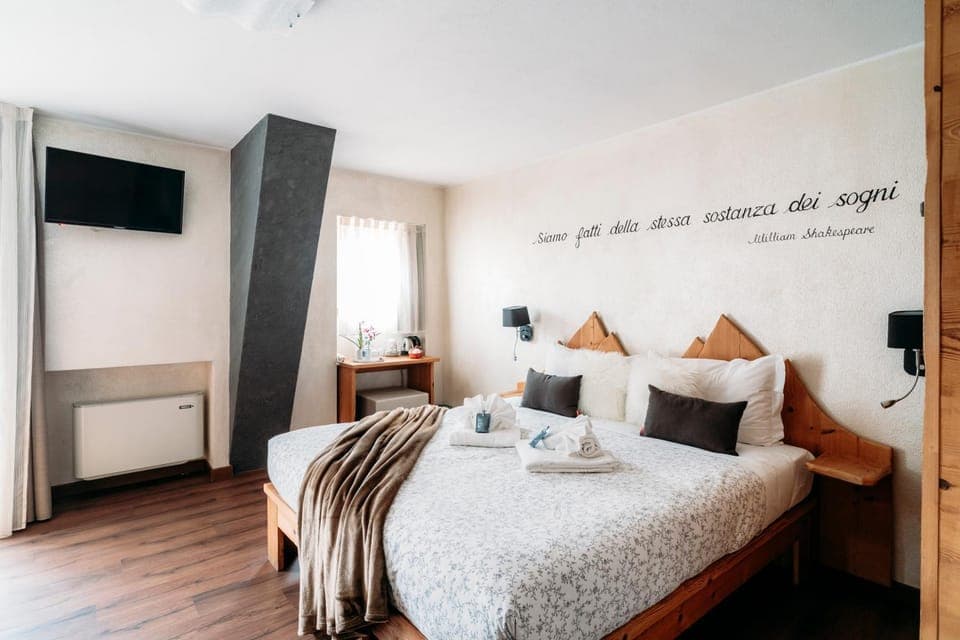 Bed, TV and multimedia, Photo of the whole room, Bedroom, towels