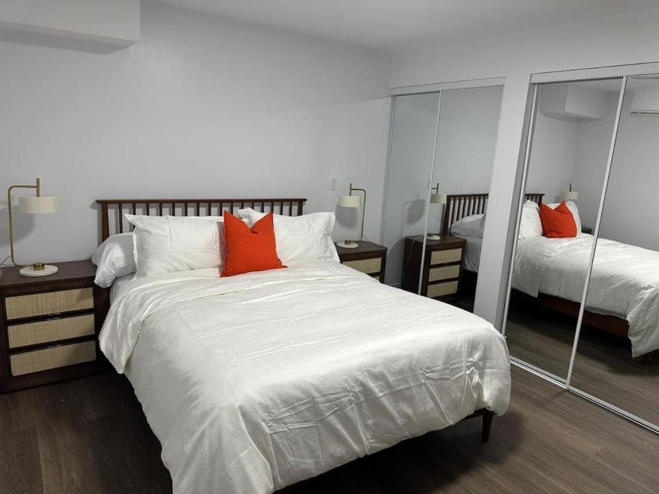 Elegant home 10 mins drive to Detroit and Windsor border and 3mins drive to Windsor Airport Apartment in Windsor